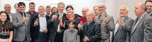 Anstoßen auf 20 Jahre Freundschaft: Bürgermeister Felix Schwaller (vorne, Vierter von links) hieß beim Empfang im Rathaus die Kolping-Vorsitzende von Šurany, Alzbeta Danielová (rechts neben dem Bürgermeister), und ihre Begleiter herzlich willkommen. Auch Kolping-Ehrenmitglied Alfons Baumann, Zweiter Bürgermeister Erwin Kühnel, Kolping-Vorsitzender Frans Besel (rechts neben Danielová) sowie weitere Vertreter der Bad Aiblinger Kolpingfamilie freuten sich.Foto Reisner