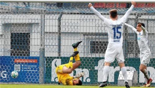 Aschaffenburg jubelt und Wacker-Keeper Flückinger ist am Boden. Foto  Butzhammer