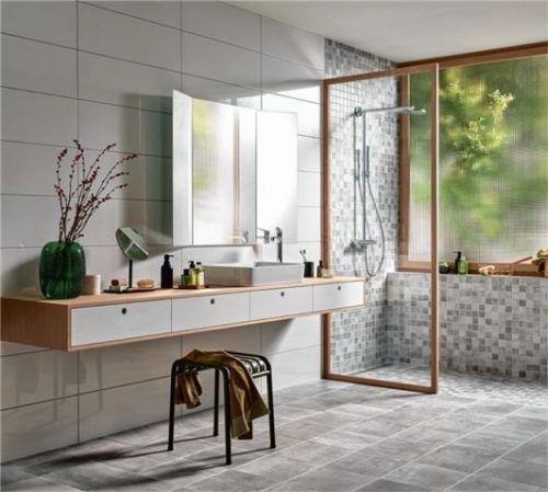 Auch jüngere Bauherren setzen vorausschauend auf ein barrierefreies Bad.Foto Jasba/Deutsche Fliese/akz-o