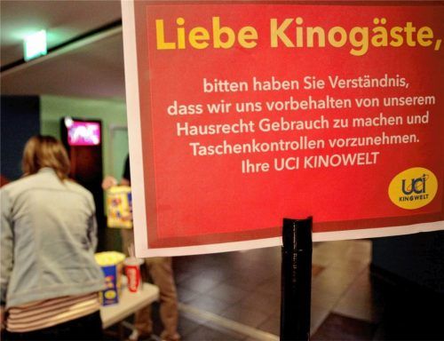 Auf Hinweisschildern wird in manchen Kinos und Supermärkten auf Taschenkontrollen aufmerksam gemacht. Die Rechtslage ändert sich dadurch zwar nicht. „Aber“, meint Juliane Stiegele, „dann ist man als Kunde vorgewarnt und hat die Chance zu entscheiden, ob man hier einkaufen will.“Foto Daniel Naupold dpa