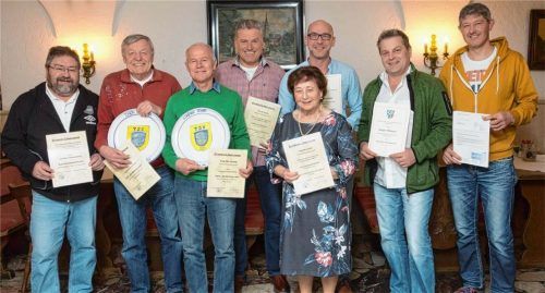 Ausgezeichnet für Treue zum Verein und ihr Engagement wurden (von links) Erik Ammersdörfer, Erich Wörndl, Winfried Riedl, Theo Fischer, Marianne Schmid, Lars Bernhöft, Jürgen Mitterer und Manfred Lutz. Foto Berger