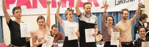 Ausgezeichnet: Nicole Steeb (Dritte von rechts) und Sebastian Kurtz (rechts) erreichten den dritten Platz beim Pink-Panther-Cup in Landshut.Foto  re