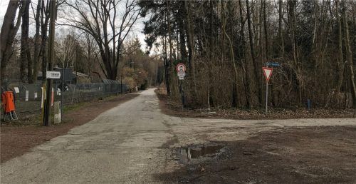 Bald kein Durchkommen mehr: Die Durchfahrt Richtung Fürstätt über die Fliegerkapelle will Kolbermoor in Kürze mit einem Pfosten unterbinden. Damit wird auch das Tierheim mit dem Auto nur noch über Fürstätt erreichbar sein.Foto rg