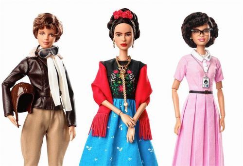 Barbie war eine der ersten, die Rechte für Frauen darstellte: als Pilotin, Traditionalistin und als Geschäftsfrau (links). Nach wie vor gehören für Viele Kinder und Frauen zusammen, dabei bleiben immer mehr Väter zu Hause und die Mütter gehen arbeiten (Mitte). Frauen in Männerdomänen wie als Mechaniker sind keine Seltenheit mehr.Fotos DPA