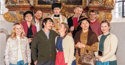 Barmherziger Pfarrer, durchtriebener Mesner, bigotte Ratschkathln: Das alles vereint das Theaterstück der Niederbergkirchener Theatergruppe. Premiere ist am 13. April.Foto Sommer