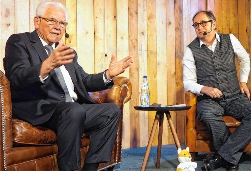 Baumarkt-Gründer Manfred Maus (links) mit Moderator Gerd Maas beim Unternehmergespräch im Wasserburger InnKaufhaus. Foto weithofer