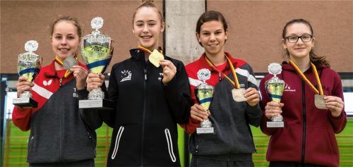 Bei der Einzel-Siegerehrung: Finalistin Annett Kaufmann (links), Siegerin Naomi Pranjkovic und die zweite Kolbermoorerin Laura Kaim (rechts).