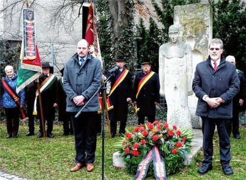 Bei der Kranzniederlegung: Andreas Pawel und Leonhard Schleich am Mahnmal.Foto  Fischer