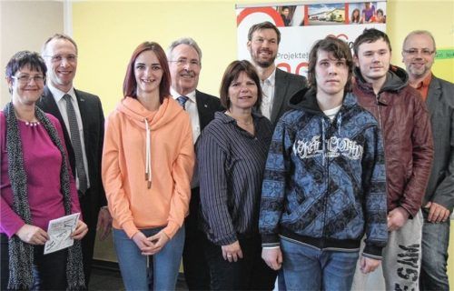 Bei der offiziellen Einweihung des neuen Projekts: Die Zweite Vorsitzende des AWO-Kreisverbandes Mühldorf, Angelika Kölbl (von links), Waldkraiburgs Bürgermeister Robert Pötzsch, Maria Ott (Teilnehmerin), Landrat Georg Huber, Projektleiterin Andrea Lübben, Einrichtungsleiter Jagus, Markus Lutz, Roy Richter (Teilnehmer), Luca Wolff (Teilnehmer) und Stefan Koppenmüller vom Jobcenter Mühldorf.Foto  ahn