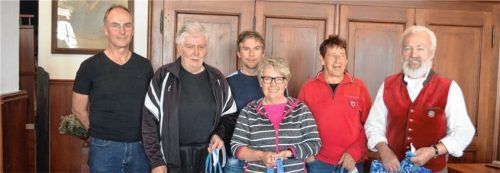 Bei der Siegerehrung (von links): Lothar Leupold, Peter Wolf, Florian Spannagl, Monika Hager, Franz Schiffelhuber und Sepp Warmedinger.Foto Sedlbauer