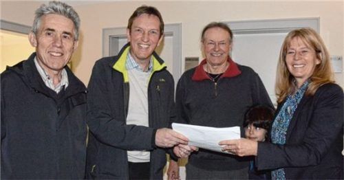 Bei der Übergabe der Unterschriften: Franz Söldner, Robert Staber und Martin Pieper an Bürgermeisterin Doris Laban (von links).Foto ammelburger