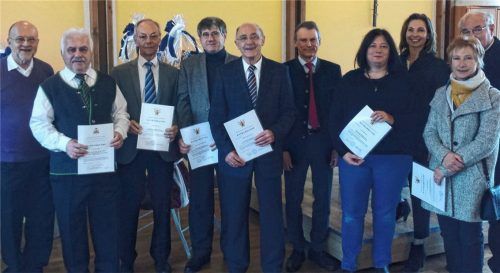 Bei der Verabschiedung der Mitglieder der Kirchenverwaltungen im Pfarrverband Waldkraiburg (von links): Pater Bernhard Stiegler (Pfarrverbandsleiter), Josef Rödig, Walter Weiß, Kaspar Krasansky-Mayer, Dr. Herbert Schwarz, Josef Holzner, Annett Mayer, Sabine Sedlmaier (Verwaltungsleiterin), Martina Schmidhuber, Pater Ulrich Heroven.Foto  re