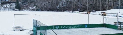 Bei noch schneebedecktem Platz ist in Inzell an ein Fußballspiel nicht zu denken.Foto wet