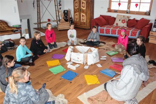 Beim ersten Treffen war es noch kalt, deshalb startet das „Kolbermoorer Junggmias“ mit Mappen, Beuteln und Schürzen in den Kurs. Somit sind Rezepte und Cremes verstaut, und sauber geht‘s mit den Schürzen auch zu. Fotos Weinzierl