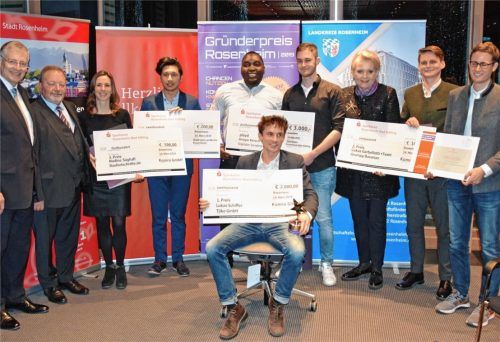 Beim Finale des Rosenheimer Gründerpreises: (von links) Alfons Maierthaler, Vorstandsvorsitzender der Sparkasse Rosenheim-Bad Aibling, stellvertretender Landrat Josef Huber, Nadine Saghafi (dritter Platz), Ali Seena Noori (Schüler-Preisträger), Ronald Djomkam und Ansgar Kersch (Sonderpreis Digital), Oberbürgermeisterin Gabriele Bauer und Lukas Garbellotti (zweiter Platz) mit seinem Gründerkollegen Julian Trautwein. Vorn im gewonnenen Chefsessel: Lukas Schiffer, dessen Startup Tjiko den ersten Platz belegte.Foto  trux