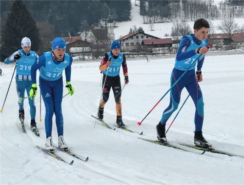 Beim Massenstart der Schüler 15 setzte sich bald eine Spitzengruppe mit Kilian Frommelt (vorne links), David Holz (vorne rechts), Lukas Hallweger (hinten links) und Elias Thiering (hinten rechts) ab.Foto Hofmeister