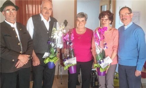 Beim Pfarrfrühschoppen in Kematen dankten Kirchenpfleger Josef Mark (links) und Pfarrer Ernst Kögler (rechts) Marinus Maier, Maria Heiss und Käthi Bucher (von links). Foto  Engelsberger