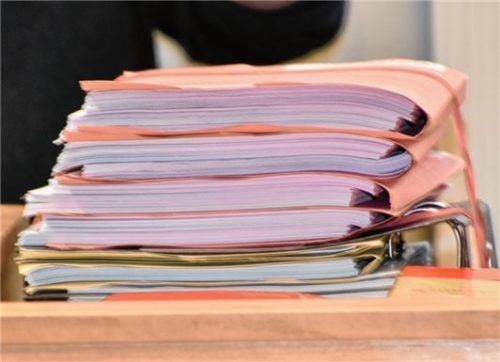 Bergeweise Schriftstücke umfasst das Verfahren um den Unfalltod von Ramona Daxlberger (15) und Melanie Rüth (21), die am 20. November 2016 bei einem Verkehrsunfall in Rosenheim starben, mittlerweile. Foto Schlecker