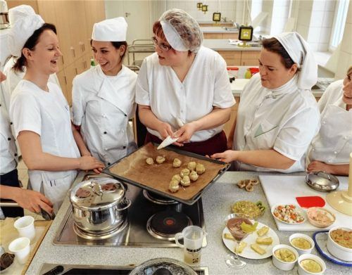 Berufsfachschulen bereiten auf eine berufliche Tätigkeit vor oder vermitteln eine abgeschlossene Berufsausbildung. Der Unterricht ist entsprechend praxisorientiert. Foto dpa