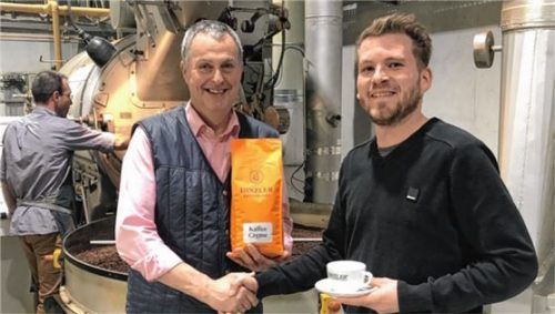 Besiegelten die Partnerschaft: Thomas Steinke (links), Vorstand der Dinzler Kaffeerösterei AG, und Daniel Malguth, Leiter Sponsoring der Starbulls. Foto  Starbulls Rosenheim