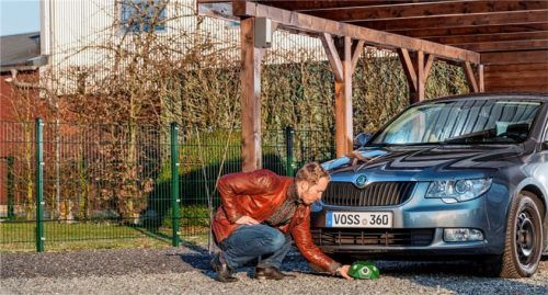 Besser vorsorgen, statt sich über durchgebissene Kabel ärgern zu müssen: Mit Ultraschall lassen sich Marder wirksam von Autos fernhalten. Foto djd/www.weidezaun.