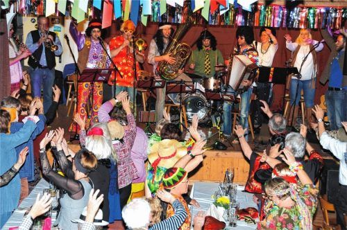 Beste Stimmung herrschte beim ersten Neubeurer Frühlingskonzert mit Musik und Tanz.Foto reischl-zehentbauer