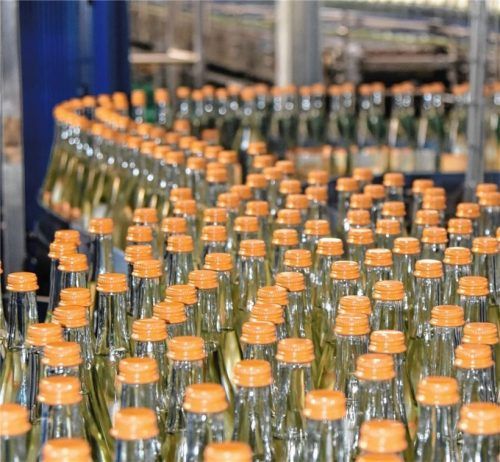Bis zu 27000 Flaschen pro Stunde füllt die neue Anlage von St. Leonhard mit Quellwasser. Sie zählt zu Deutschlands nachhaltigsten Anlagen dieser Art.Fotos re