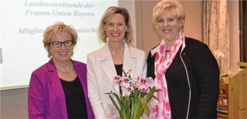 Blumen als Dank überbringt Dr. Angelika Niebler (Mitte) an Ursula Meishammer (links), deren Nachfolge Alexandra Linordner antritt.Foto Sieberath