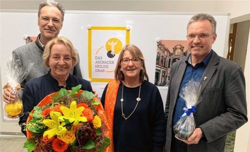 Bürgermeister Peter Solnar bedankt sich bei Gemeindearchivarin Ilse Goßner, Eva Wiegerling-Hundbiß von den Restaurierungswerkstätten Wiegerling in Gaißach und Pfarrer Paul Janßen für die vorbereitenden Arbeiten.Foto  H. reiter