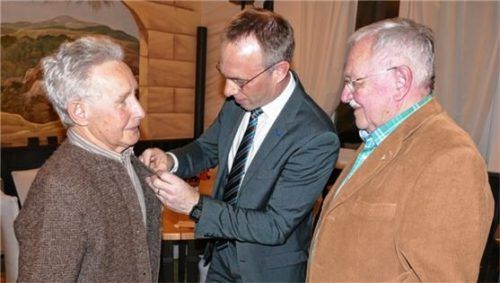 Bürgermeister Robert Pötzsch (Mitte) und Vorsitzender Herwig Schnobrich (rechts) ehrten Ernst Auer für 40 Jahre Treue zum Gartenbauverein.Foto  Bachmaier