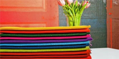 Bunte Auflagen aus Filz polstern Bänke im Esszimmer oder auf der Terrasse. Foto epr/monofaktur