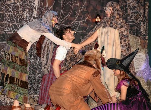 Bunte Kostüme, glänzende Laienschauspieler und ein glückliches Ende gab es bei der Premiere des Stücks „Kalif Storch“ zu sehen.Foto Hoffmann