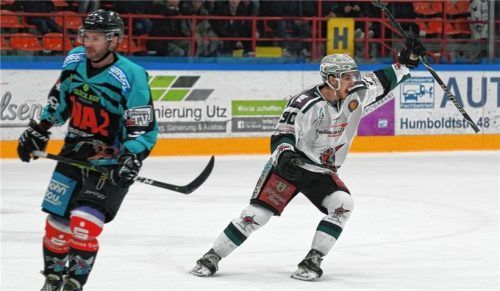 Chase Witala jubelt: Der Starbulls-Kanadier erzielte in den ersten beiden Spielen fünf Tore gegen die Mosiktos aus Essen. Fotos  Gohl