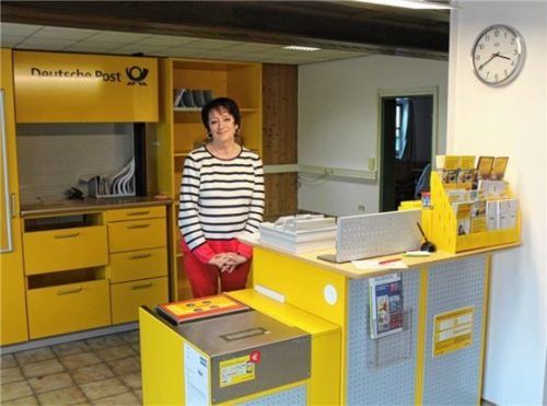 Christine Schmitter (Foto) und ihre Kollegin Waltraud Kehrwald stehen im wöchentlichen Wechsel für Postdienstleistungen in Nußdorf zur Verfügung. Foto Steffenhagen