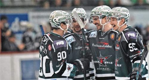 Da kommt Freude auf: Jubelnde Starbulls-Spieler nach dem Tor von Niki Meier gegen Lindau. Von links: Chase Witala, Michael Baindl, Niki Meier und Florian Krumpe. Foto  Ziegler