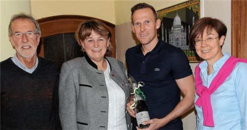 Dank an den scheidenden Kassier (von links): Egon Barlag, Christa Heindl und Bürgermeisterin Sissi Schätz (rechts) verabschieden Bernd Katterloher (Mitte). Foto Bauer