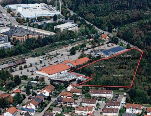 Das Areal zwischen altem Bahnhof und Pürtener Kreuzung. Das Bauleitplanverfahren zur Ansiedlung eines Lebensmittelmarktes (siehe rot umrandete Fläche) ist gestoppt. Ein dritter Edeka-Markt im Stadtgebiet wäre „ein Schildbürgerstreich“, so CSU-Fraktionschef Anton Sterr. Der Stadtentwicklungsausschuss, der noch vor wenigen Wochen die Weichen für eine Ansiedlung gestellt hatte, sprach sich nun einstimmig dagegen aus. Foto  Stadt