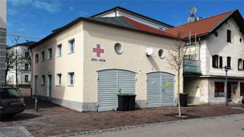 Das ehemalige BRK-Heim ist ein Paradebeispiel für die neue Förderinitiative gegen Leerstand und Brachland. Dort soll ein Teil der Musikschule untergebracht werden. Für die Maßnahme sollen Fördergelder vom Staat beantragt werden.Foto  Weinzierl