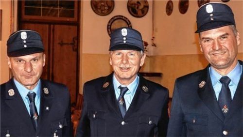 Das Ehrenzeichen erster Klasse in Gold erhält Hermann Stöger (Mitte) für 40 Jahre aktiven Dienst bei der Feuerwehr Kammer. Kommandant Albert Rieder (rechts) und Zweiter Kommandant Alois Wimmer (links) dankten ihm für seinen langjährigen Einsatz.Foto hobmaier
