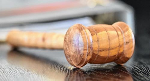 Das Jugendschöffengericht hat einen 20-Jährigen unter anderem wegen vorsätzlicher Körperverletzung zu einer zehnmonatigen Haftstrafe verurteilt, die zur Bewährung ausgesetzt ist. Foto dpa
