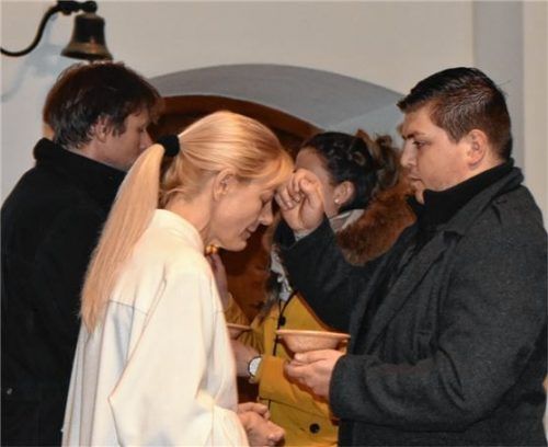 Das Kastenauer Faschingsprinzenpaar Max Hofer und Sabrina Schnitzer zeichnen Gemeindereferentin Hannelore Maurer (links) das Aschekreuz auf die Stirn.Foto Ruprecht