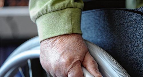 Das Landespflegegeld ist eine zusätzliche finanzielle Unterstützung für Menschen mit einer körperlichen oder geistigen Beeinträchtigung. Foto dpa