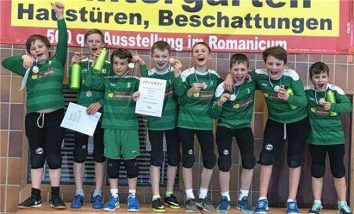 Das siegreiche MTV-Team bildeten Alois Lorenz, Leo Jacobi, Marinus Meyer, Maxi Ortmeier, Simon Röckl, Anton Röckl, Benjamin Bittl und Michael Keidel (von links).Foto Weiss