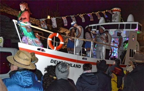 Das Traumschiff legt im Hamburger Hafen an.