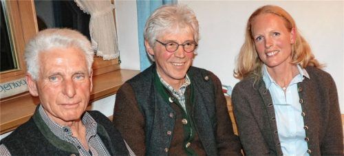 Das Trio, das sich in den kommenden neun Jahren in Wildenwart um die Jagd kümmert: (von links) Fritz Fuihl, Georg Schweiger und Herzogin Elizabeth in Bayern.Foto Rehberg