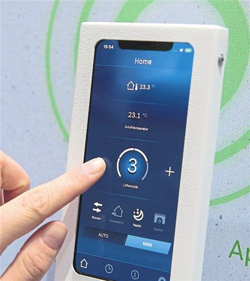 „Deiner Heizung geht es gut“ – moderne Anlagen schicken ihrem Besitzer die Nachricht auf das Smartphone. Auch Fehler werden gemeldet. Foto dpa/Warnecke