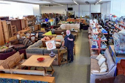 Den Trödelhof der Diakonie gibt es schon seit 25 Jahren. Begonnen hat alles in einem Zirkuszelt in der Chiemseestraße. Heute verfügt die Einrichtung über große Räumlichkeiten in der Klepperstraße 18 am Klepperpark. Von gespendeten Möbeln über Geschirr bis zu Second-Hand-Bekleidung ist dort alles zu günstigen Preisen zu haben. Langzeitarbeitslose haben hier die Chance, sich wieder ins Berufsleben einzugliedern. Leiter der Einrichtung ist Günther Stranzinger (Foto). Die Öffnungszeiten: wochentags 9 bis 17 Uhr, donnerstags bis 19 Uhr, samstags bis 14 Uhr.Foto Biebel-Neu