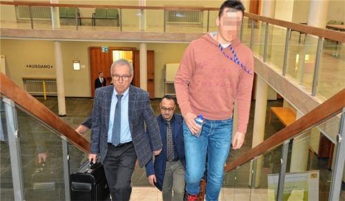Der angeklagte 21-Jährige mit seinen Verteidigern Dr. Herbert Buchner (links) und Dr. Adam Ahmed (hinten) auf dem Weg in den Gerichtssaal.Foto Kretzmer-Diepold