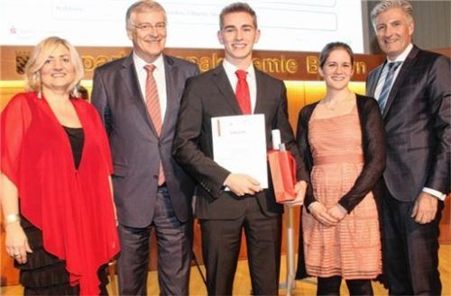 Der beste Sparkassen-Azubi Bayerns: Fabian Schwarzenböck (Mitte), (von links) Carmen Vilsmeier von der Sparkassenakademie Bayern, Vorstandsvorsitzender Alfons Maierthaler, Ausbildungsleiterin Sylvia Helwig-Hollinger und Rainer Birkle vom Deutschen Sparkassenverlag. Fotos re