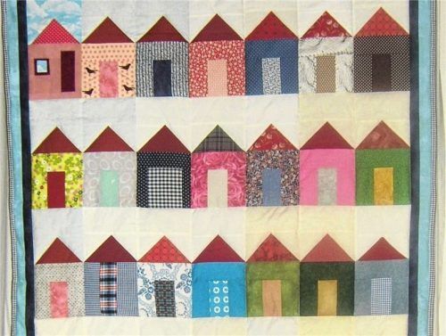 Der Gemeinschaftsquilt „Unser Dorf“, 115 mal 195 Zentimeter, wurde mit großem Engagement geschaffen. Wer ein Los kauft, kann das bunte Werk am kommenden Sonntag gewinnen.Foto  Sixt-Majcen